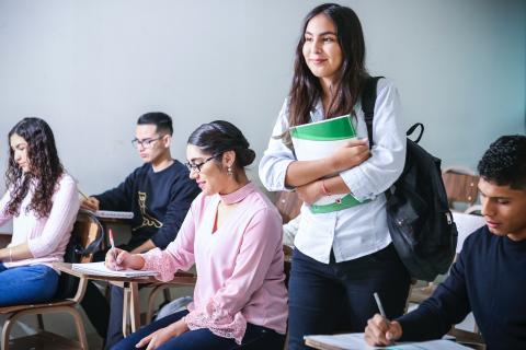 Foto di studenti e studentesse in un'aula universitaria