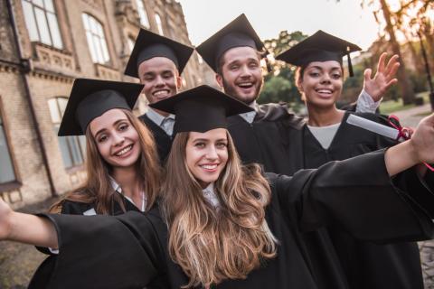 Laureati che festeggiano