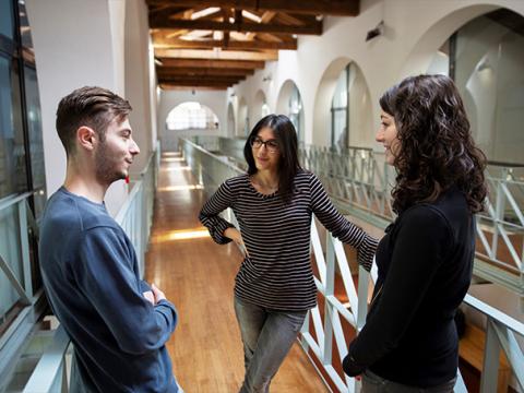 Studenti che parlano tra loro