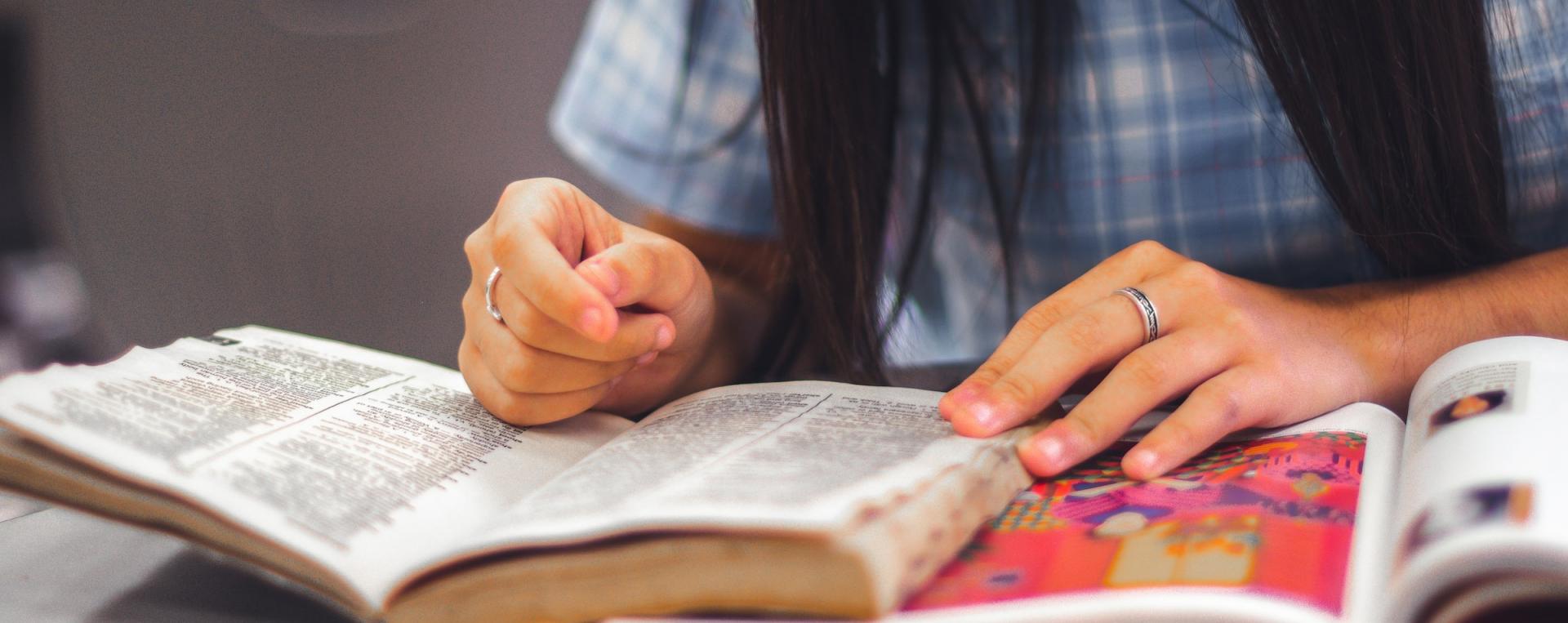 Immagine di copertina che ritrae una ragazza mentre studia