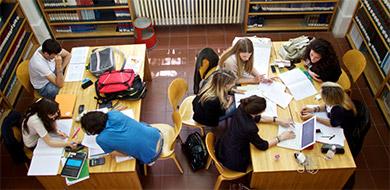 Studenti nella biblioteca del dipartimento di economia