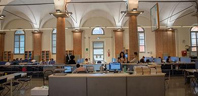 Interno della biblioteca universitaria di Reggio Emilia