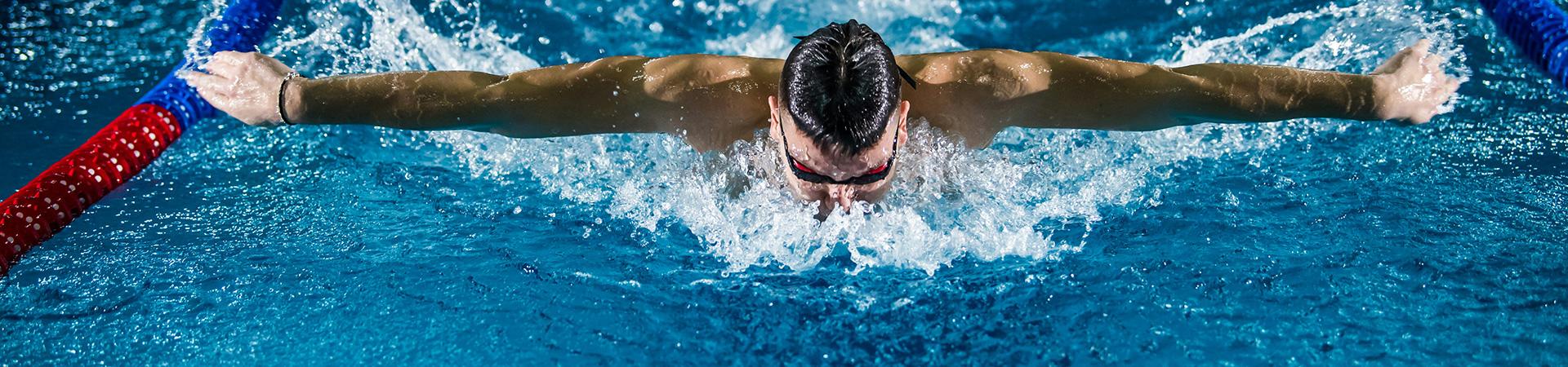 Nuotatore in piscina