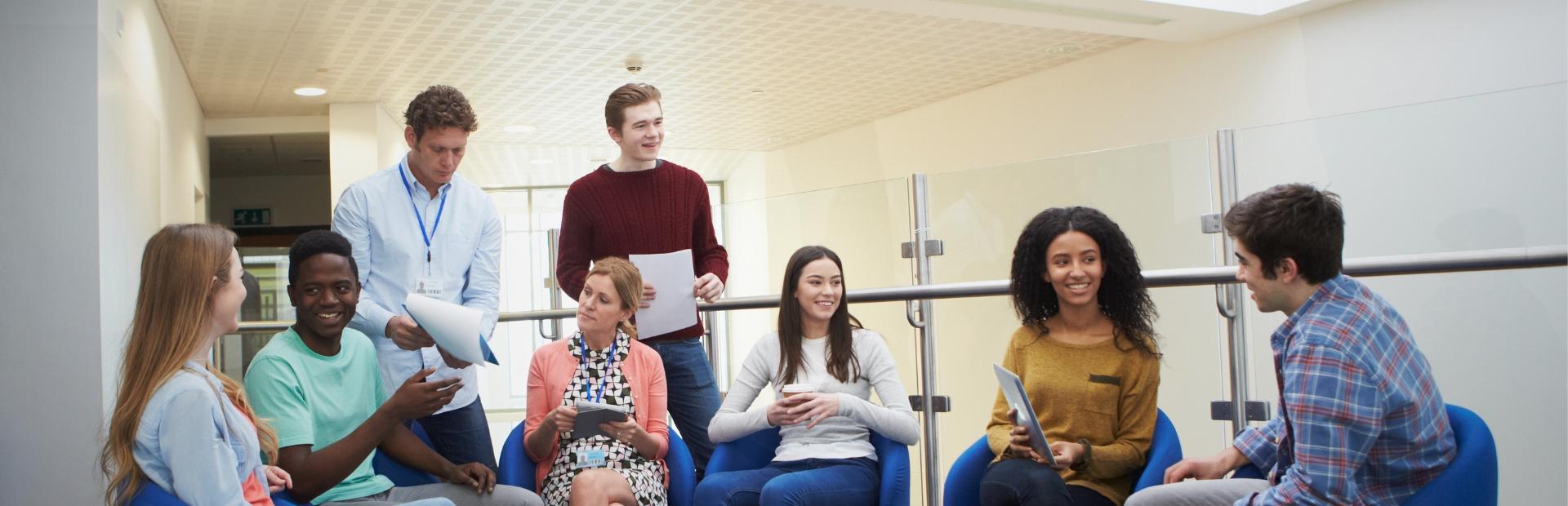 Gruppo di studenti in dialogo